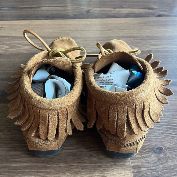 NWOT Minnetonka Women's Classic Fringe Boot in Softsole Brown - Picture 14 of 15